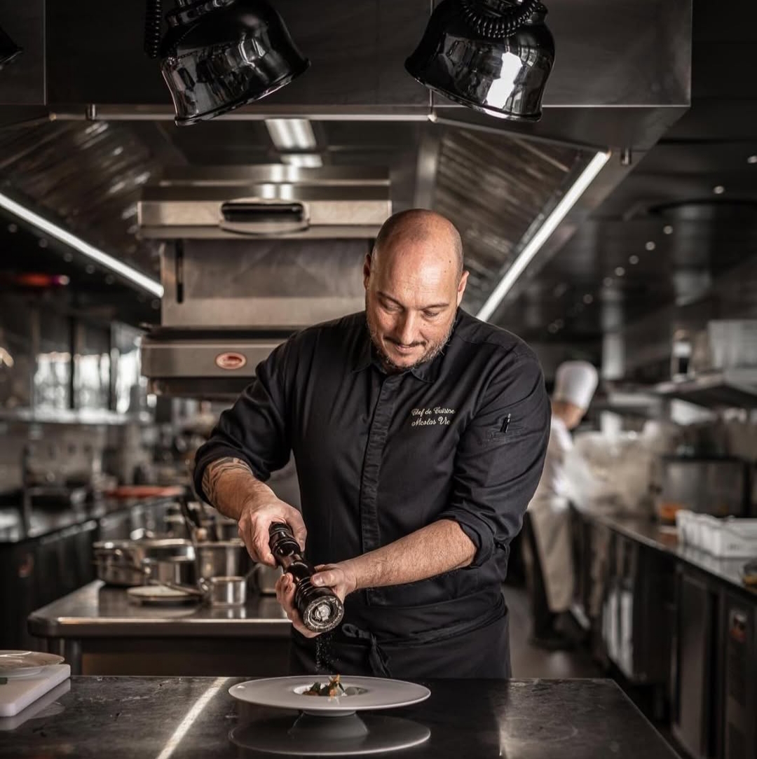 Nicolas Vie, chef exécutif, au travail en cuisine